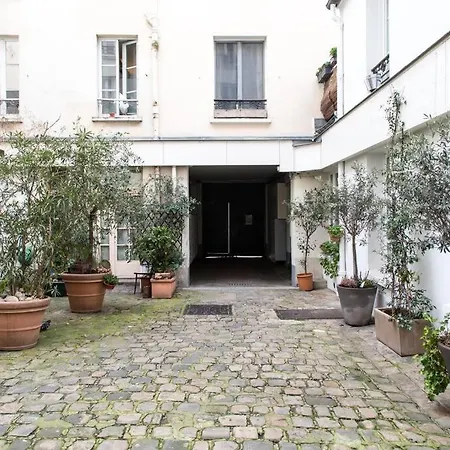 Very Bright 2 Steps From Montmartre Daire Paris
